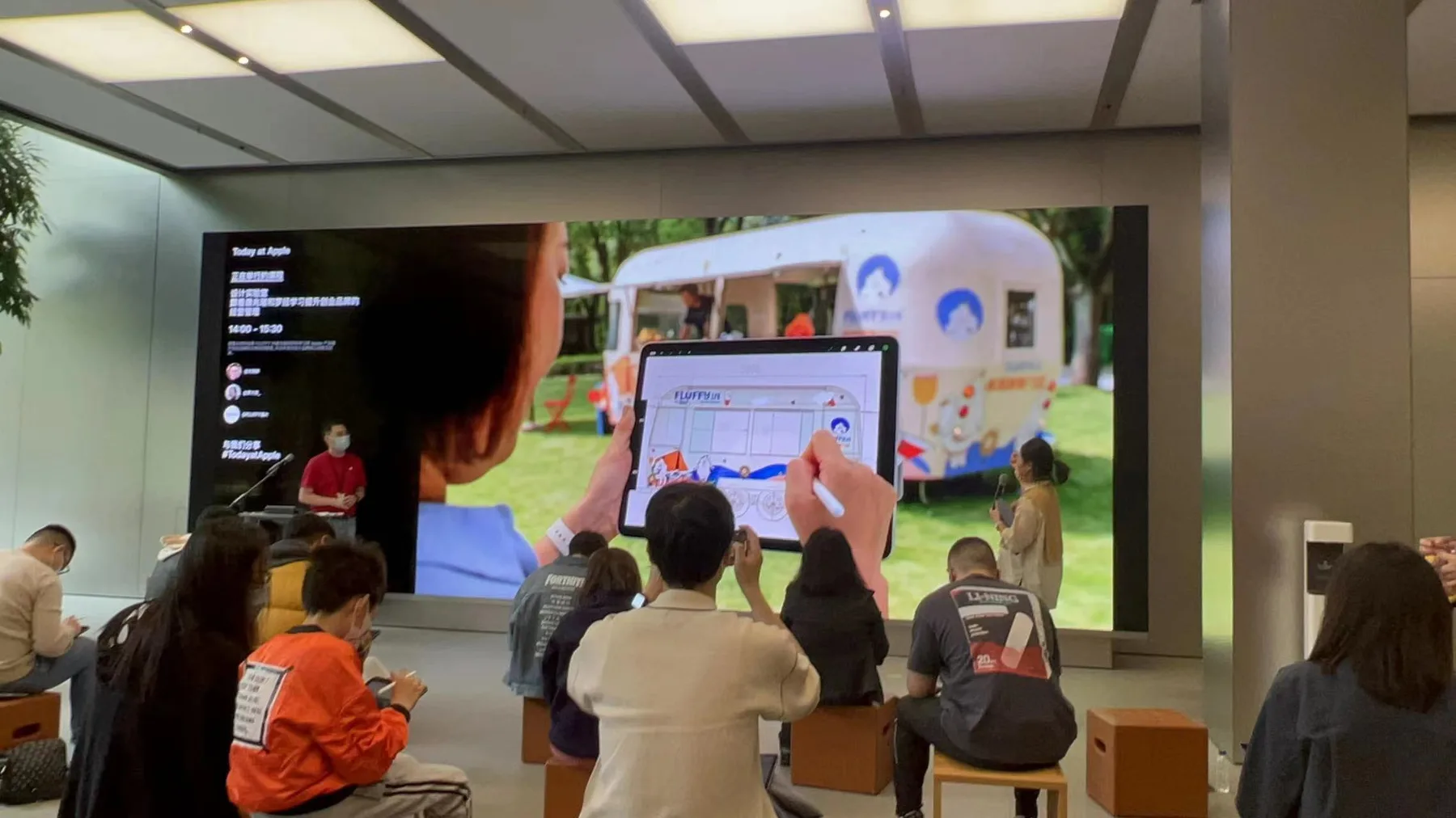 Today at Apple 现场屏幕展示使用 iPad 创作并应用于 Fluffy 品牌移动空间的过程